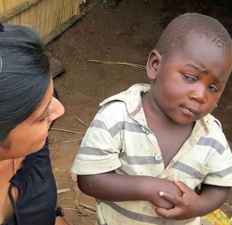 Meme bé gái/bé trai chống nạnh