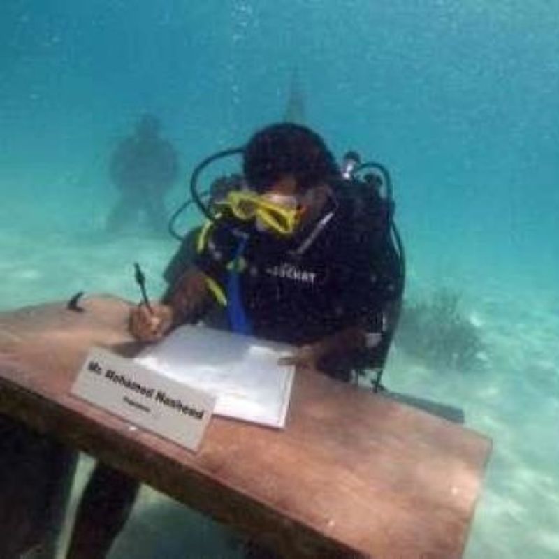 meme đeo bình oxy học bài dưới nước