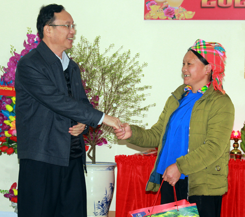 Phó Bí thư Thường trực Tỉnh ủy Thào Hồng Sơn tặng quà Tết cho hộ chị Súng Thị Dính, hộ nghèo tại xã Sơn Vĩ