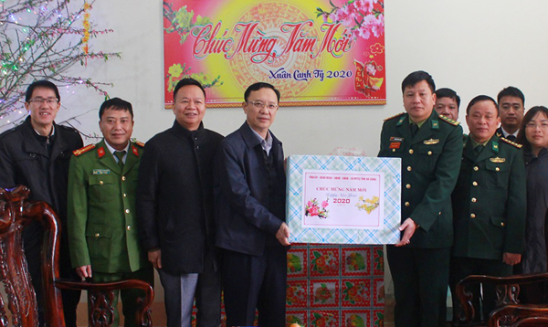 Phó Bí thư Thường trực Tỉnh ủy Thào Hồng Sơn chúc Tết Đồn Biên phòng Phố Bảng.