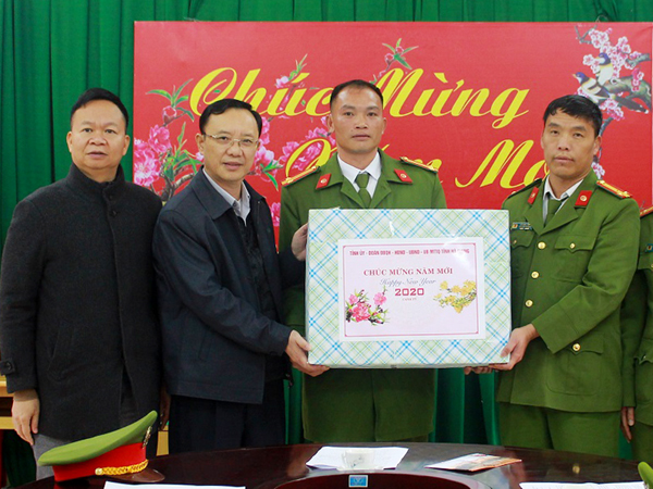 Phó Bí thư Thường trực Tỉnh ủy Thào Hồng Sơn tặng quà chúc mừng cán bộ, chiến sỹ Đồn Công an Phố Bảng.