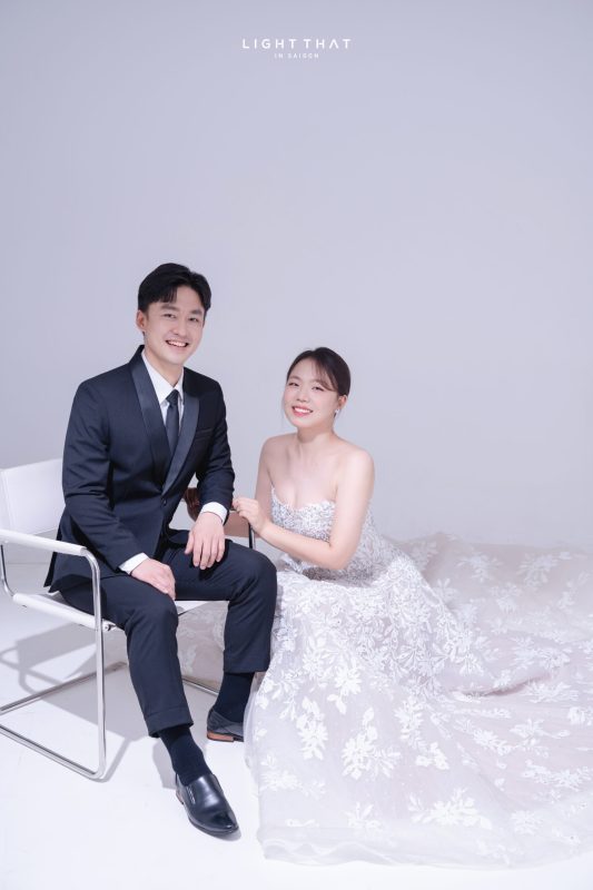 Gợi ý cách tạo dáng chụp ảnh cưới phông trơn đẹp tự nhiên