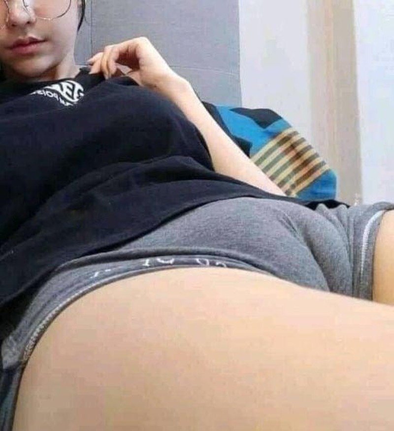 Gái mặc quần ôm hở lồn siêu đẹp