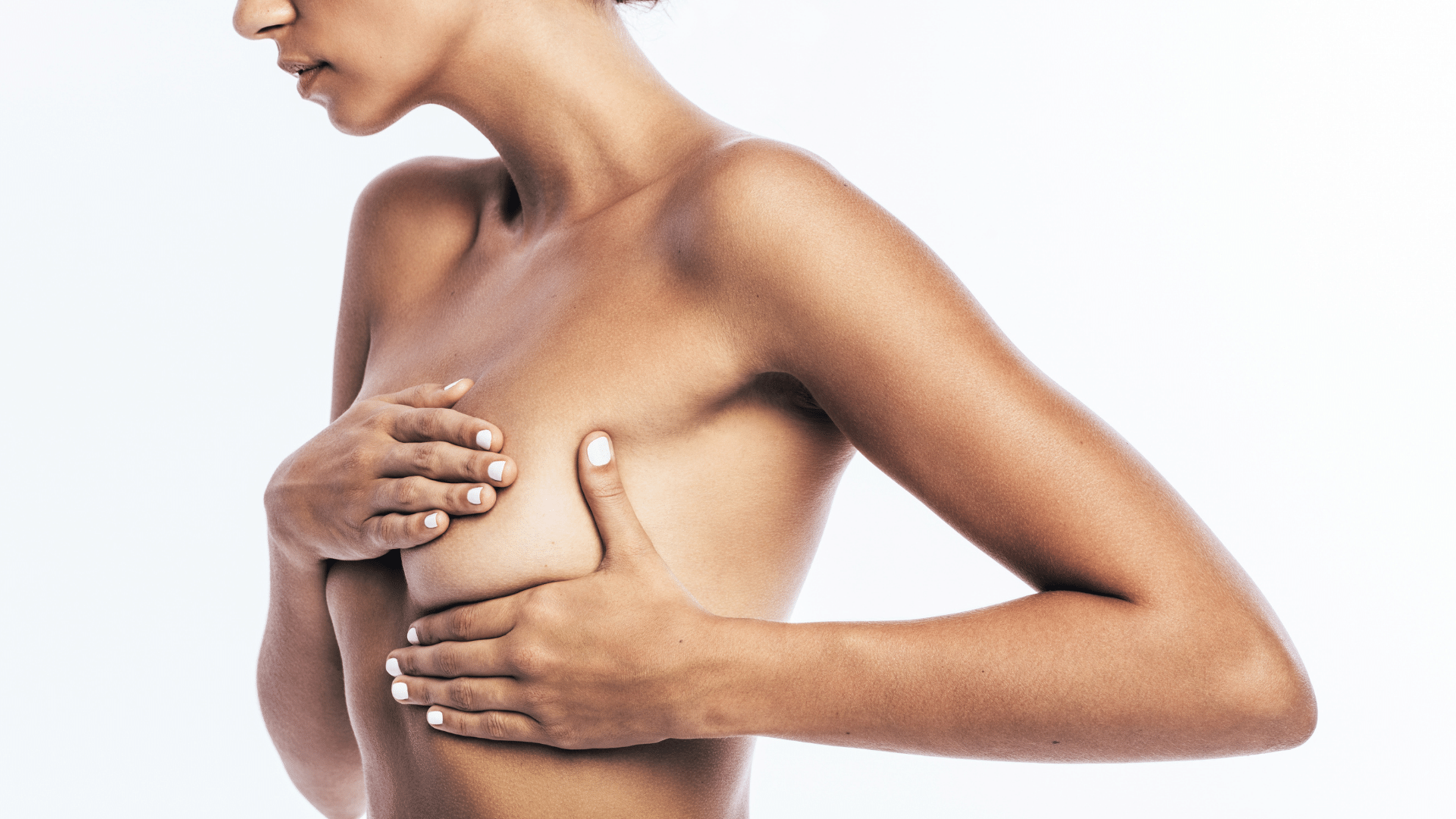 Sờ nắn để kiểm tra vùng vú thường xuyên cũng là cách giúp phát hiện sớm các dấu hiệu bất thường ở vú. (Ảnh: southcoastal.org.au)