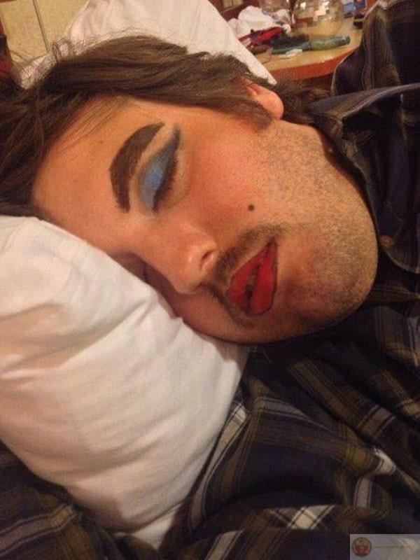 Tôi ngủ vì chẳng ai muốn nói chuyện với tôi