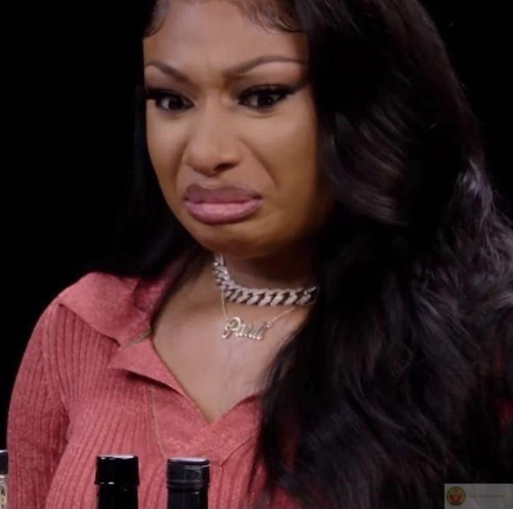 Tường nhà xuất hiện dấu vết như móng tay