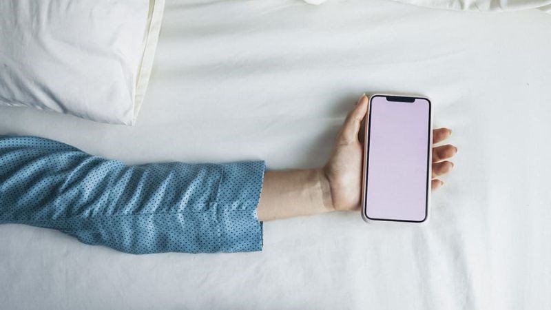 Người bệnh nên tránh xa máy tính và điện thoại càng lâu càng tốt