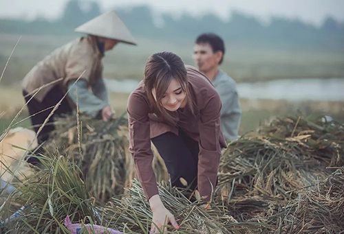 Thôn nữ gây sốt vì xinh đẹp dịu dàng nhất vịnh Bắc Bộ - 8