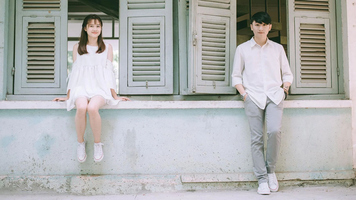 Chuẩn bị trang phục chụp ảnh 2 người bạn thân