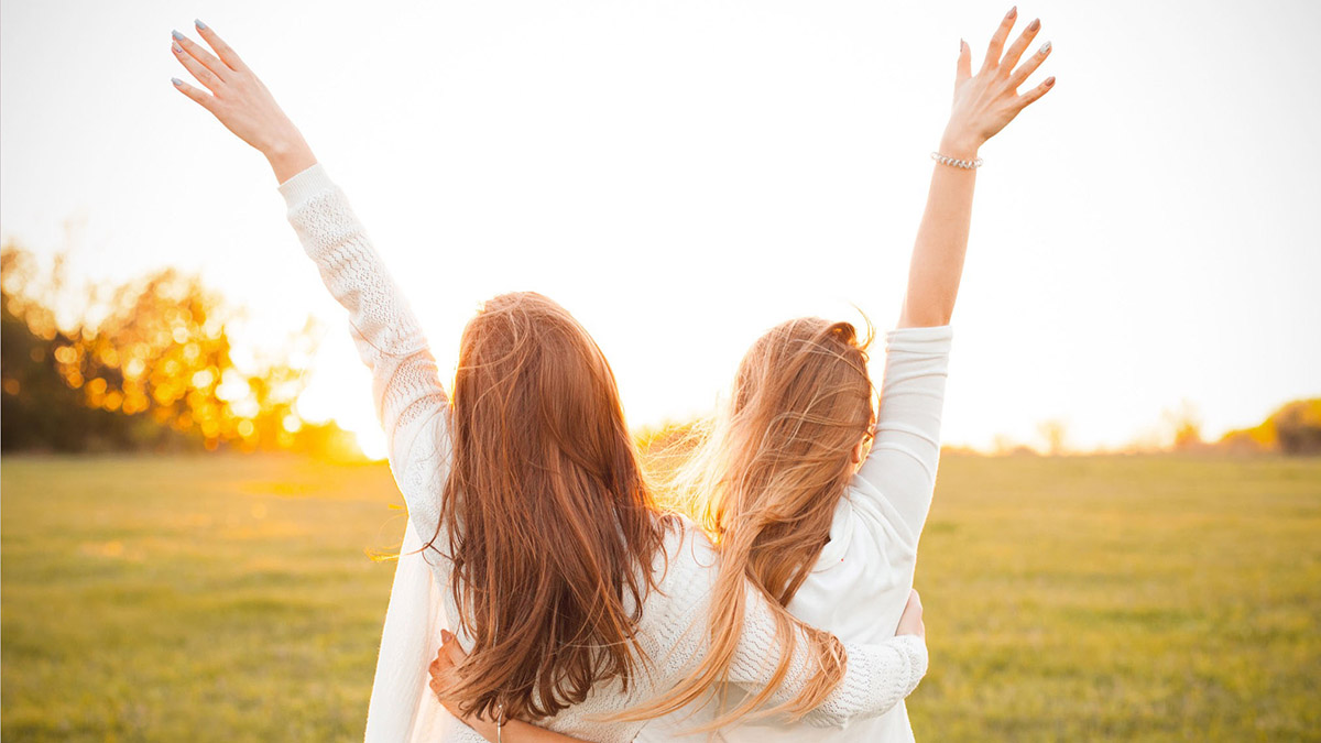 Cách tạo dáng chụp ảnh đôi bạn thân nữ