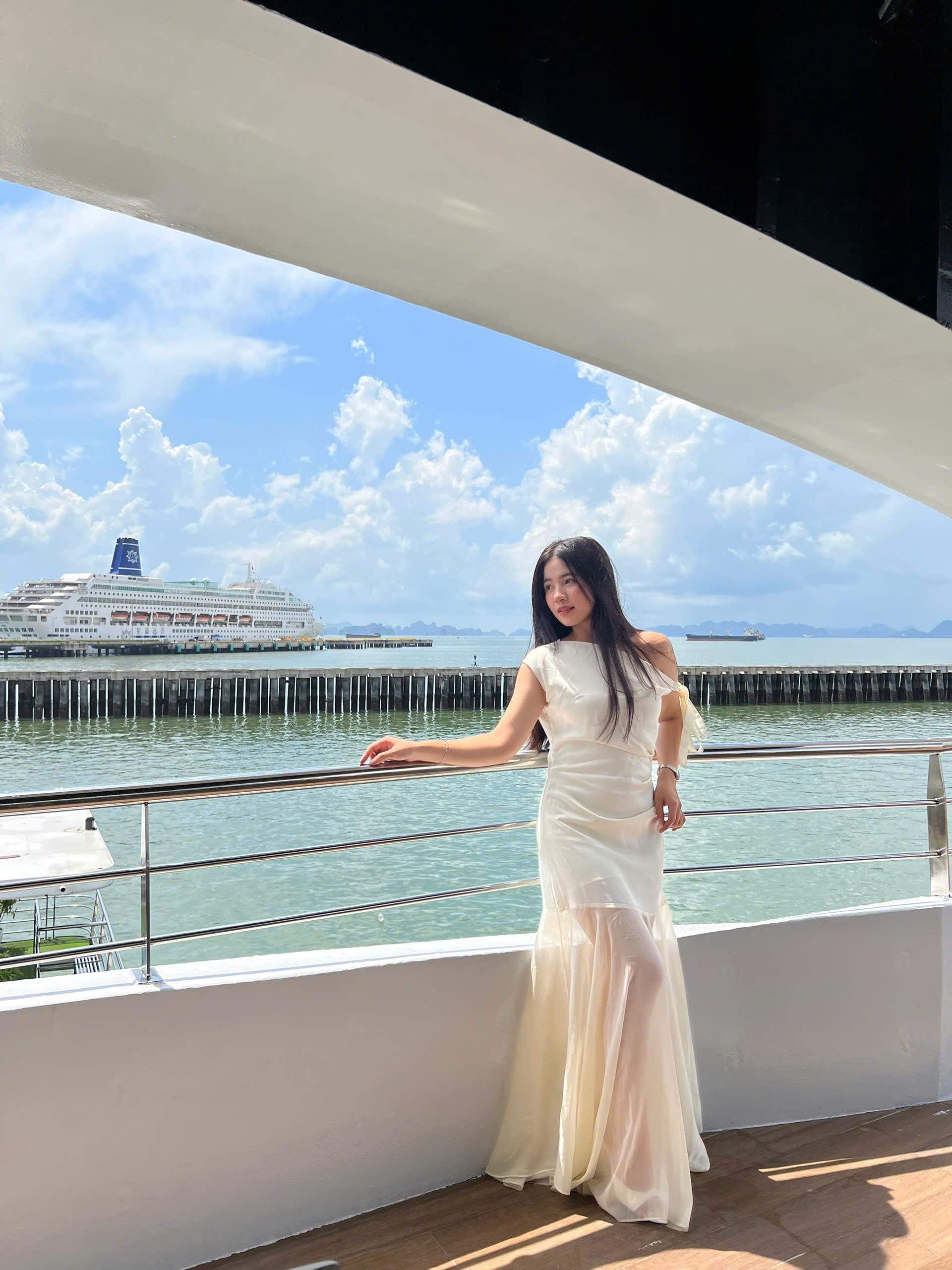 lua-chon-trang-phuc-cho-nu-khi-chup-anh-tren-du-thuyen-ha-long