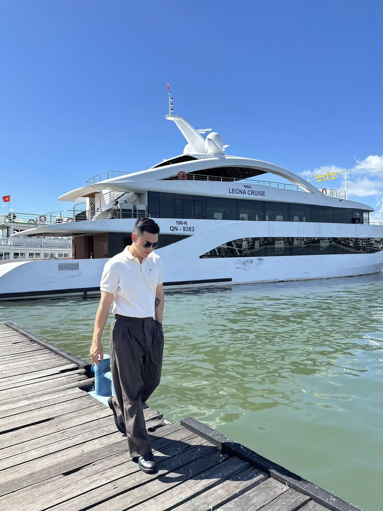 bi-quyet-chon-trang-phuc-phu-hop-cho-nam-khi-chup-anh-du-thuyen