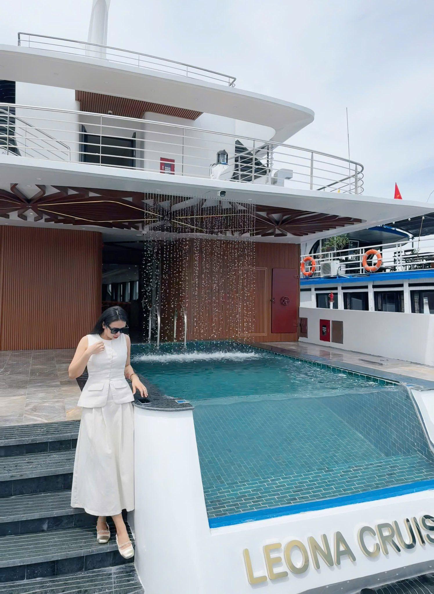 be-boi-vo-cuc-goc-song-ao-tren-du-thuyen