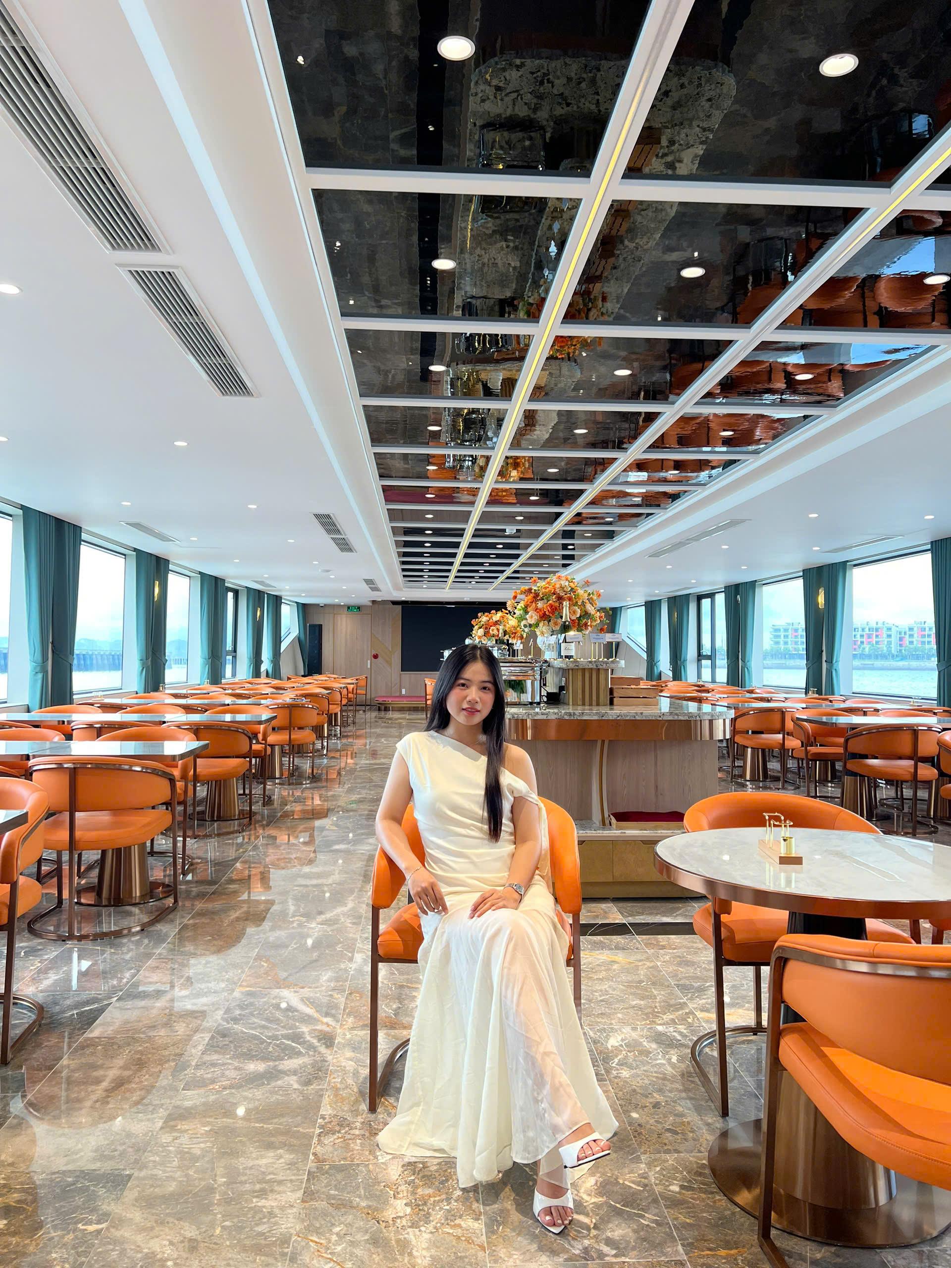 chup-anh-nha-hang-tren-du-thuyen