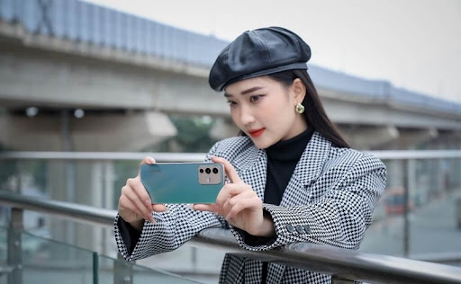 Thường xuyên chụp ảnh để tìm ra những góc mặt đẹp nhất.