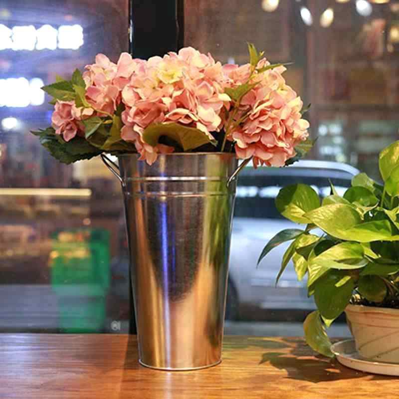 hoa cắm trong xô thiếc