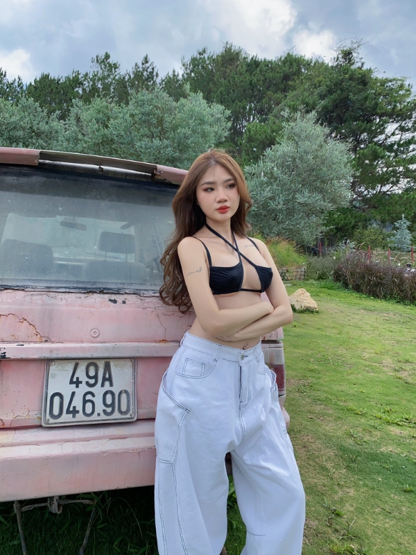 Vẻ đẹp nóng bỏng cạnh chiếc xe cũ.