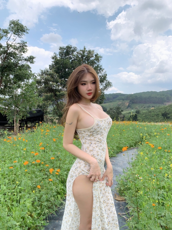 Bộ váy xẻ cao quyến rũ, khoe dáng nuột nà.