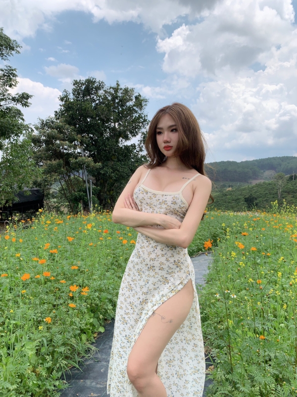 Thanh Nhàn Onlyfans sang chảnh trong váy trắng.
