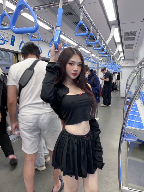 Ánh mắt cuốn hút, phong cách đầy cá tính.