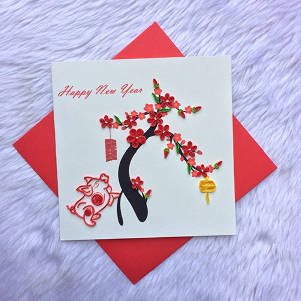 Thiệp tết từ giấy cuốn với sắc đỏ làm chủ đạo