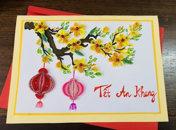 Mẫu thiệp tết hoa mai vàng và lồng đèn đỏ 