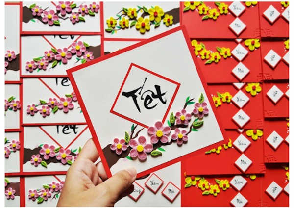 Mẫu thiệp tết bằng giấy cuốn đơn giản 