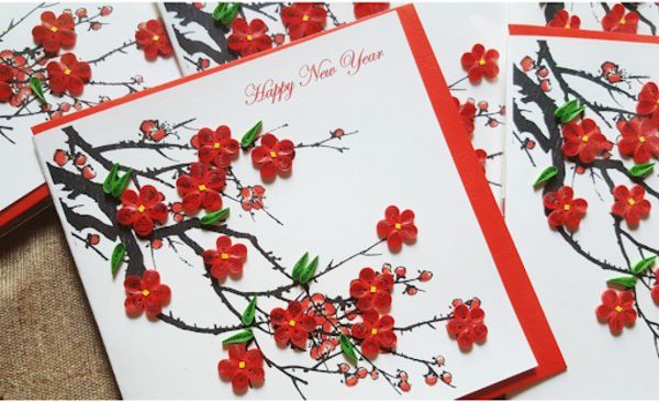 Mẫu thiệp tết với cành hoa đào nổi bật