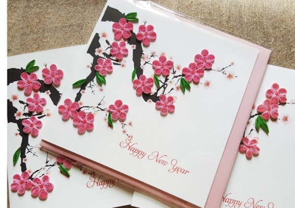 Thiệp chúc mừng năm mới với sắc hồng làm điểm nhấn