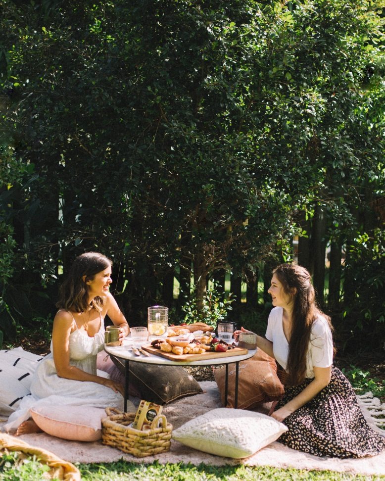 Để làm cho bức ảnh trở nên ấn tượng hơn, hãy trang trí một chiếc bàn nhỏ ở sân sau, với những vòng hoa, đồ trang trí bằng hoa