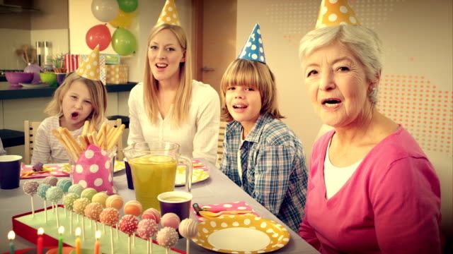 tạo những bức ảnh chụp sinh nhật ấn tượng dưới góc nhìn POV của con