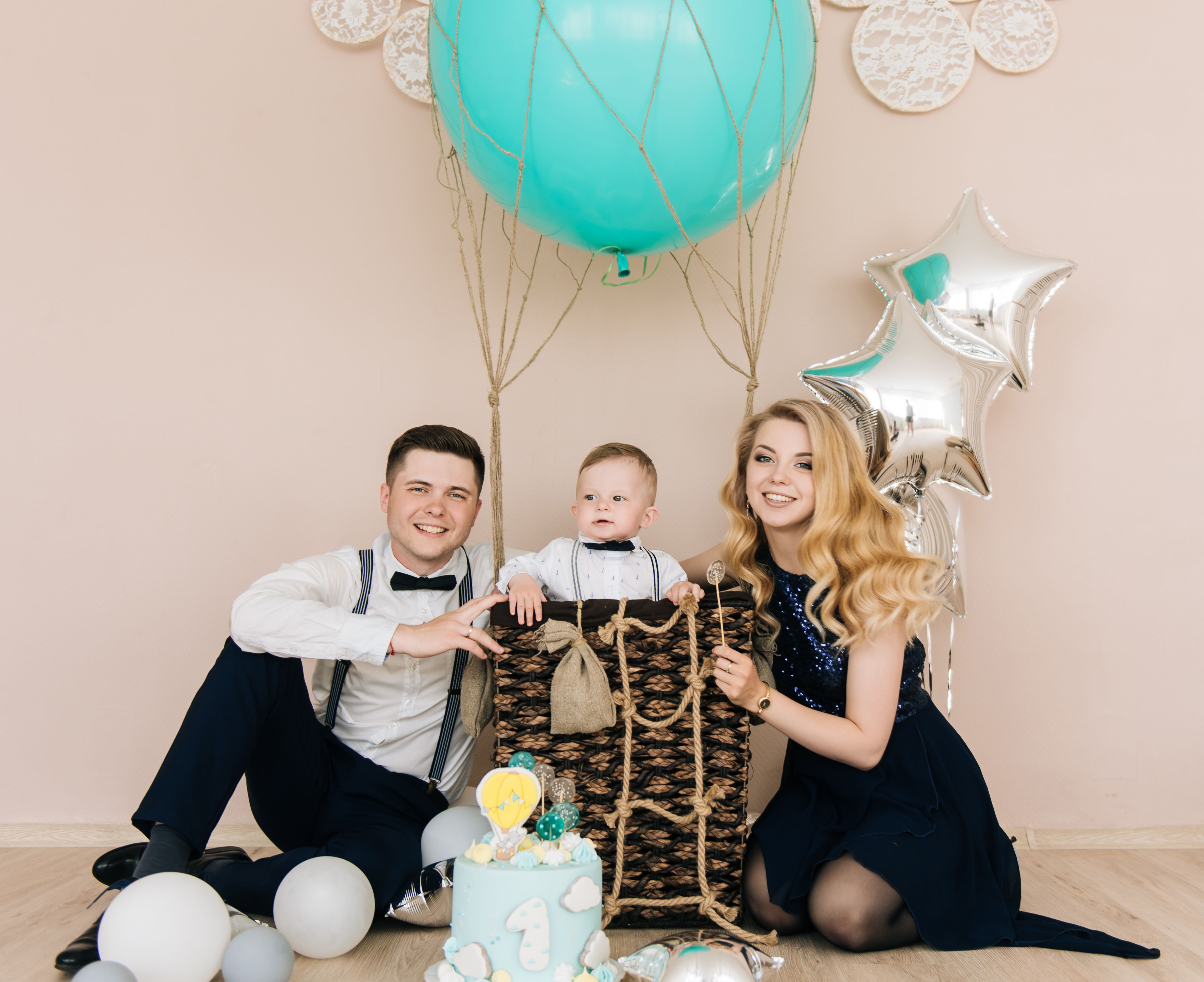 Một ý tưởng chụp ảnh sinh nhật cho bé tại nhà là chụp gia đình