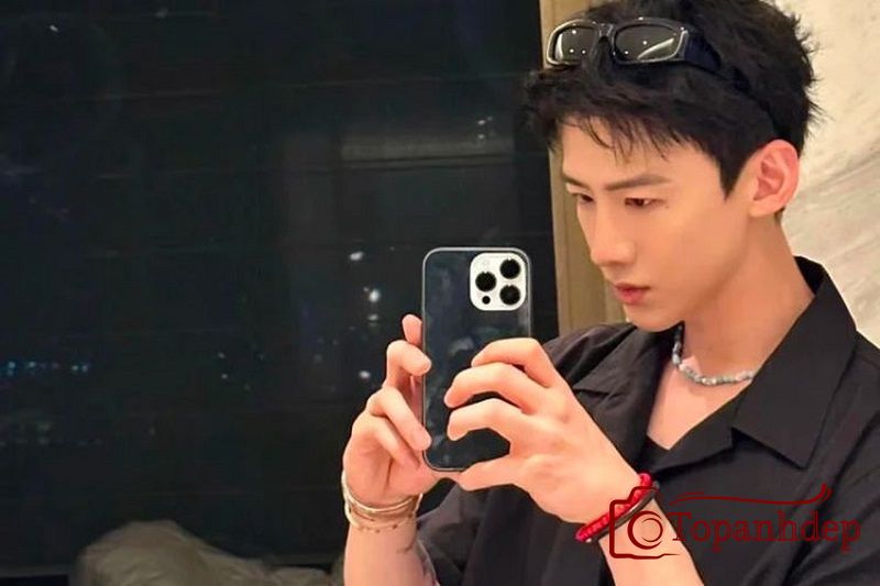 Trai đẹp chụp ảnh cá tính trước gương