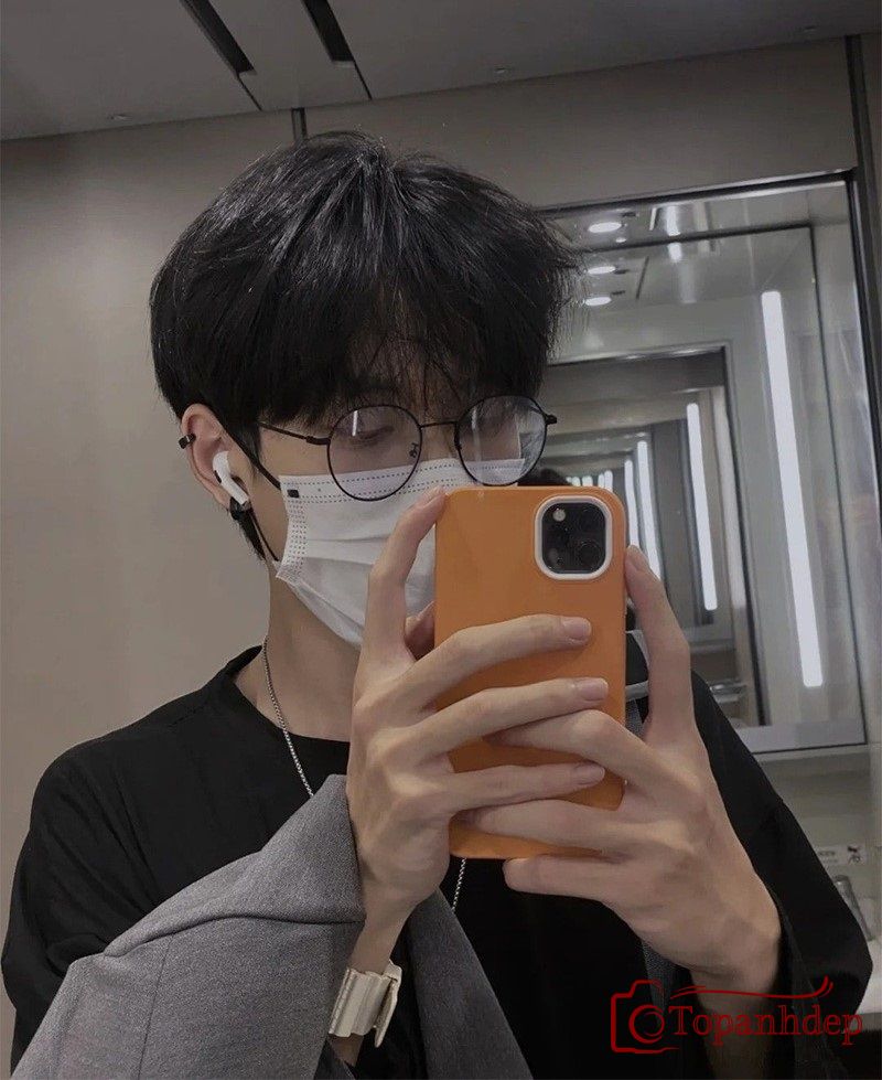 Trai đẹp đeo khẩu trang chụp ảnh trước gương