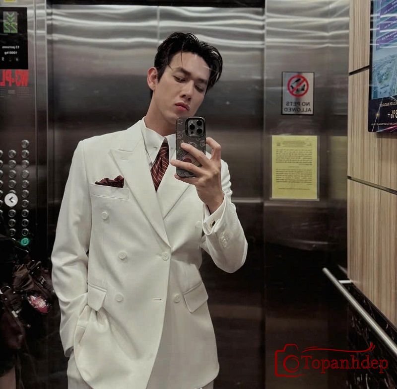 Biểu cảm khuôn mặt khi chụp hình trước gương của trai đẹp