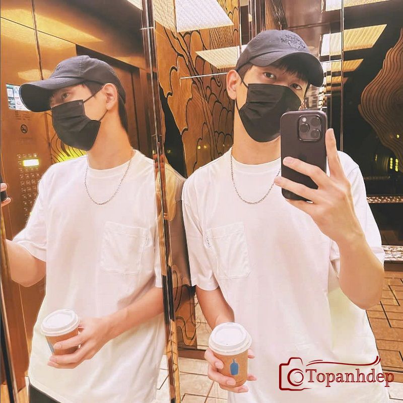 Trai đẹp tự tin khoe cá tính trước gương