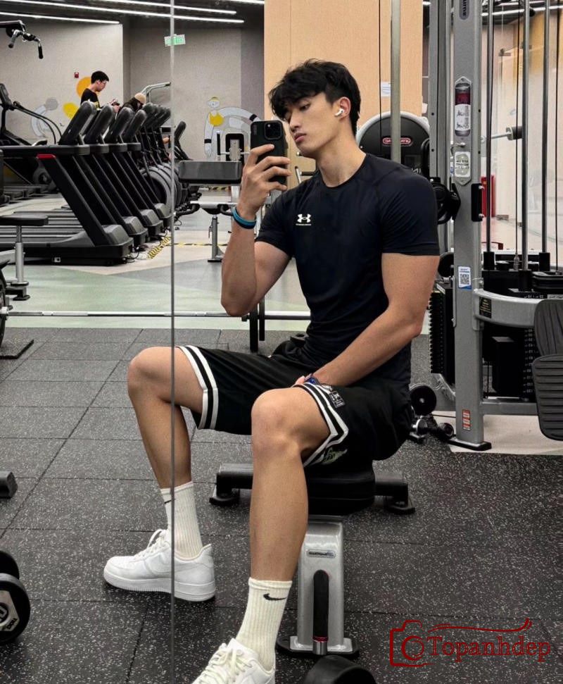 Selfie trước gương khi tập gym
