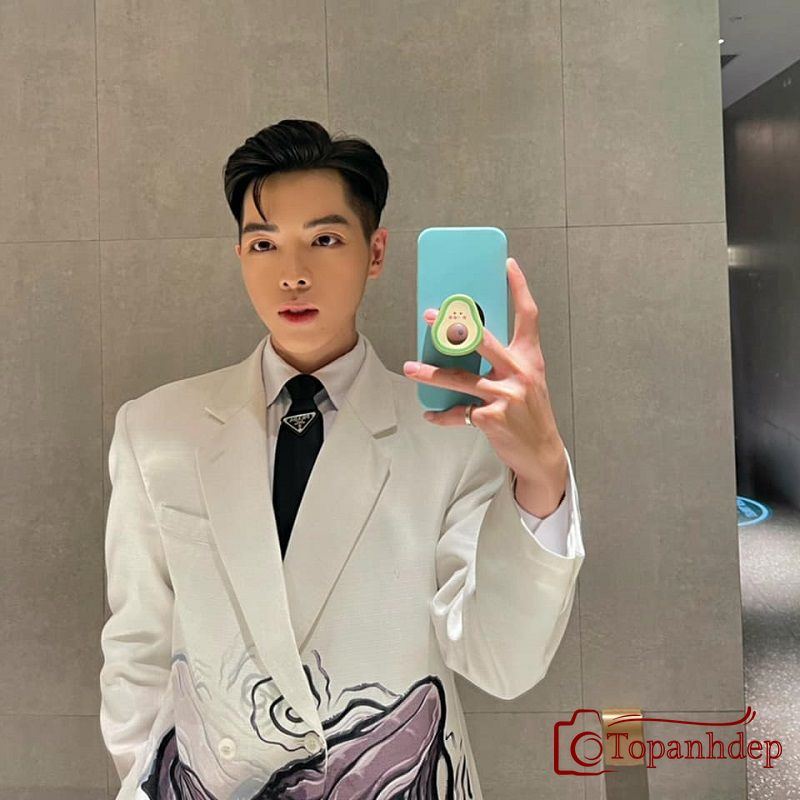 Selfie trước gương khi dự sự kiện