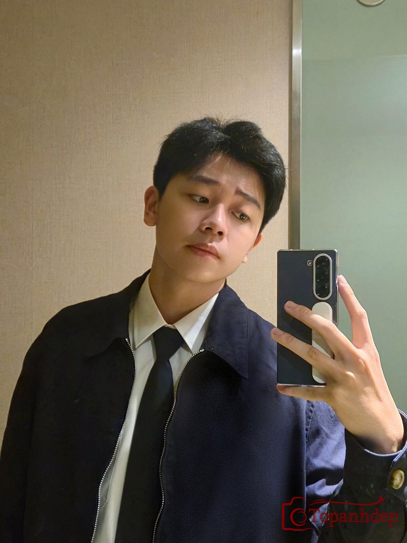 Ánh sáng phù hợp làm nổi bật gương mặt điển trai