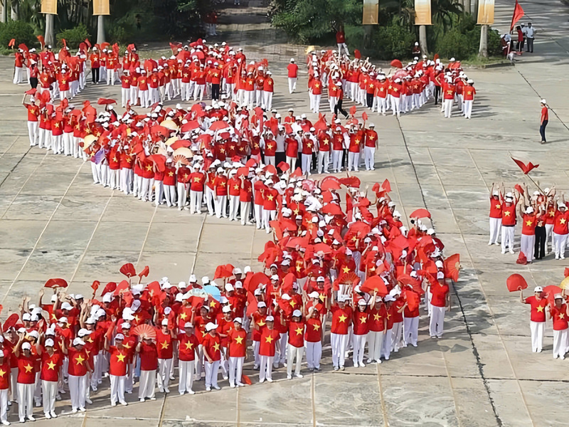 tạo dáng với áo cờ đỏ sao vàng