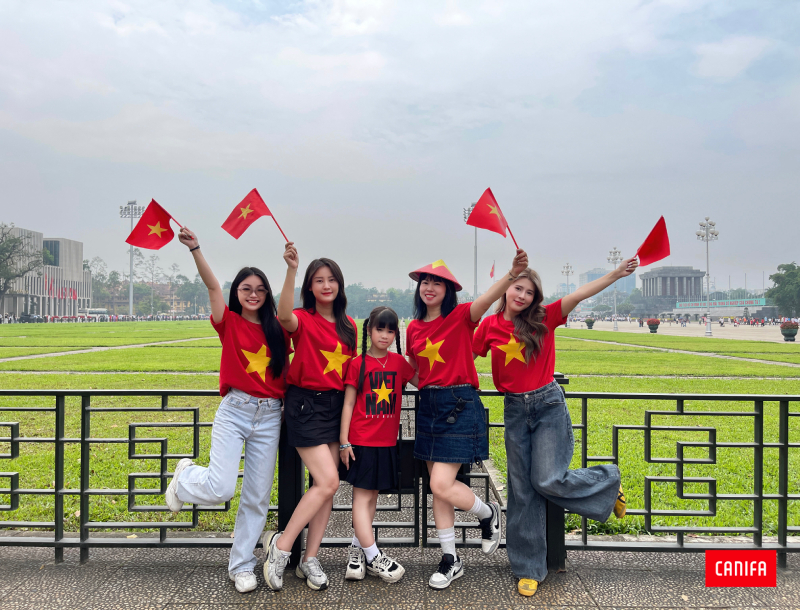 phối áo cờ đỏ sao vàng với chân váy đen