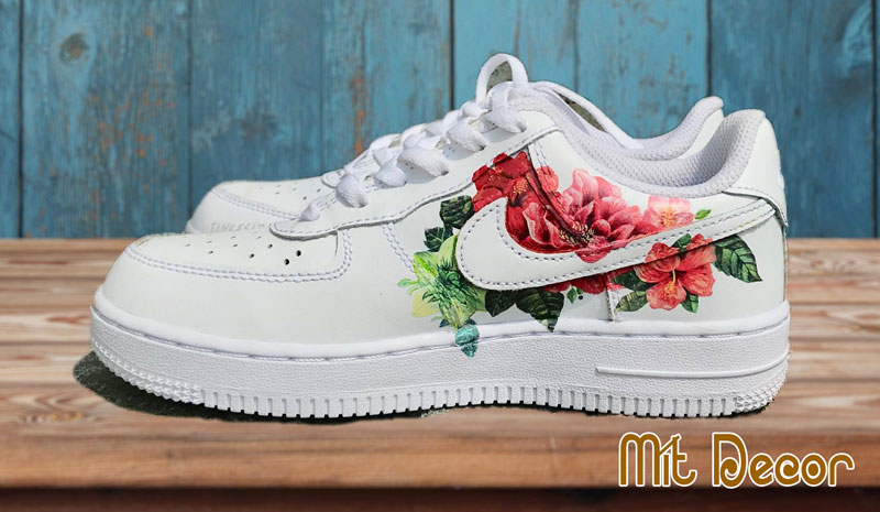 vẽ hoa hồng lên giày