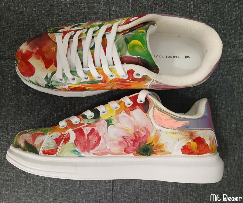 vẽ hoa lên giày theo yêu cầu