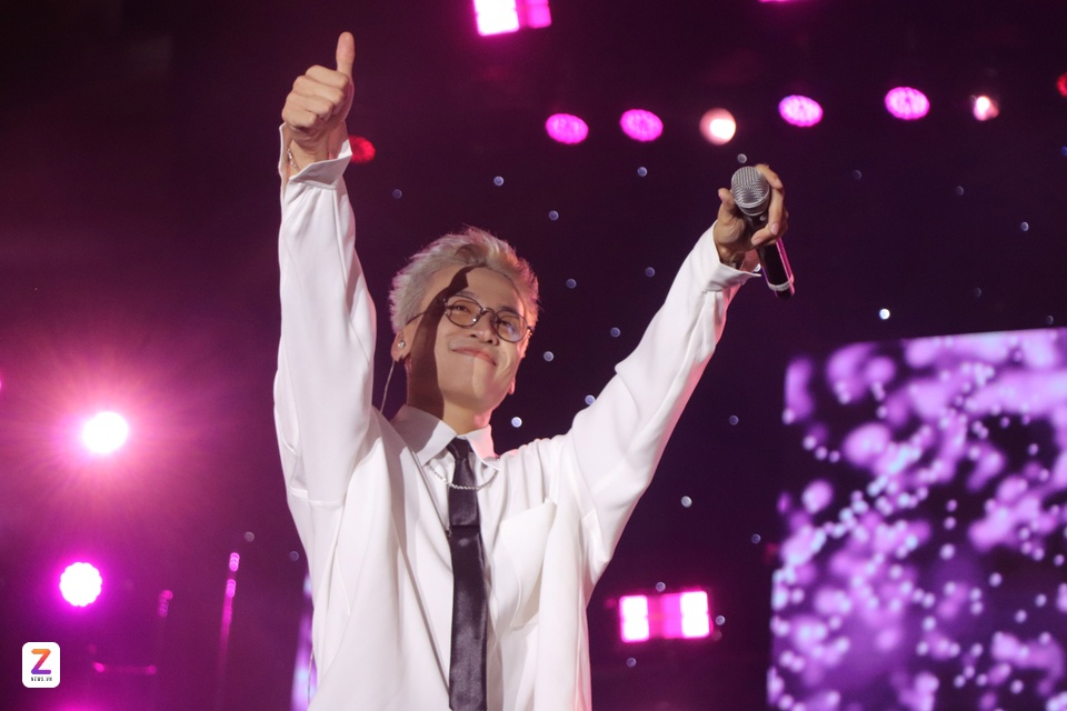 Học sinh xếp hàng từ trưa để có chỗ đẹp xem Vũ., Da LAB