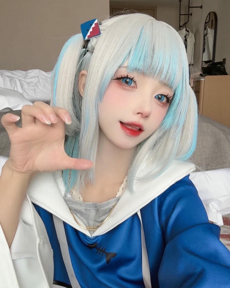 Cosplay nhân vật gura tạo dáng tay vuốt má đáng yêu