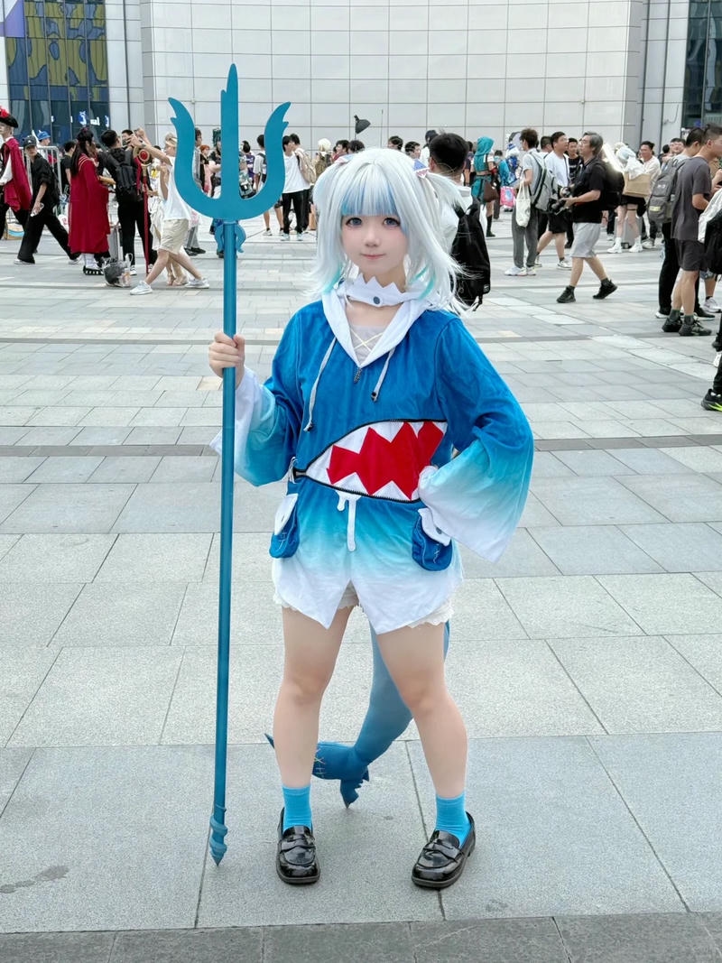 Yaoyaoqwq gawr gura cosplay dáng đứng cầm đinh ba dễ thương