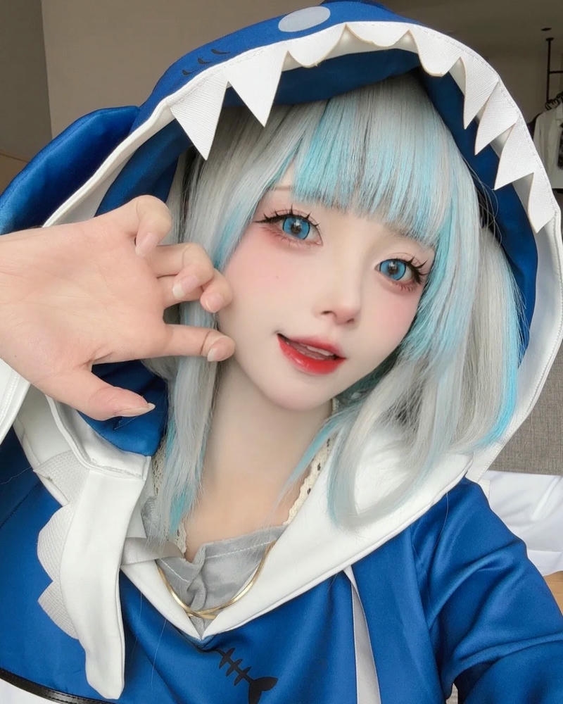 Hóa trang gawr gura làm động tác tay cá mập ngầu