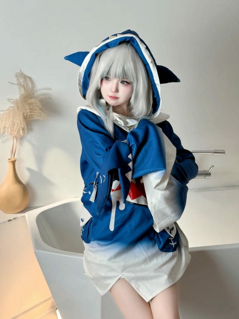 Yaoyaoqwq gawr gura cosplay ngồi tạo dáng áo xanh đáng yêu