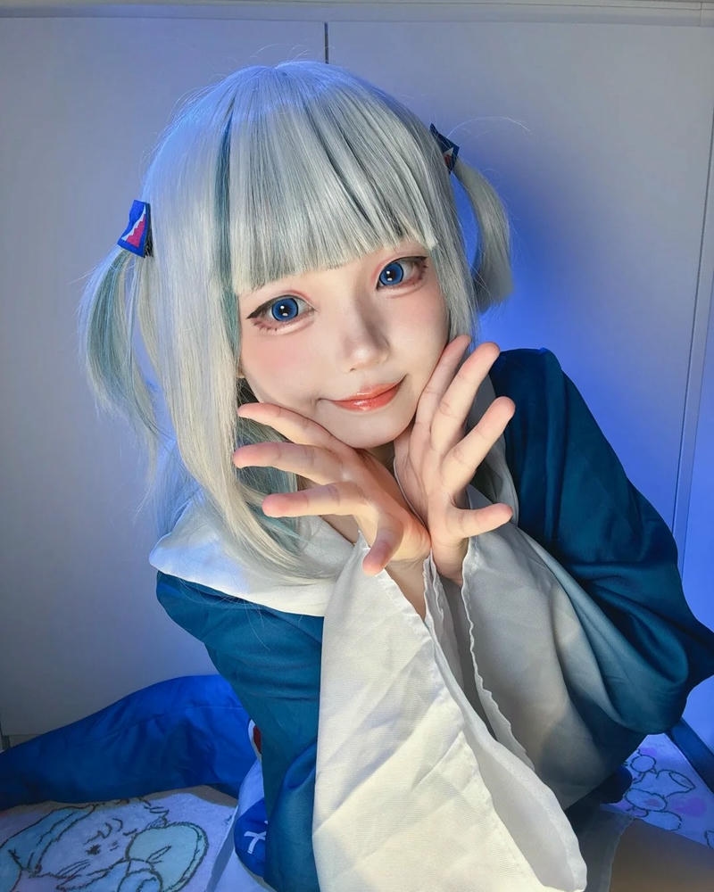 Yaoyaoqwq gawr gura cosplay hai tay ôm má rất đáng yêu