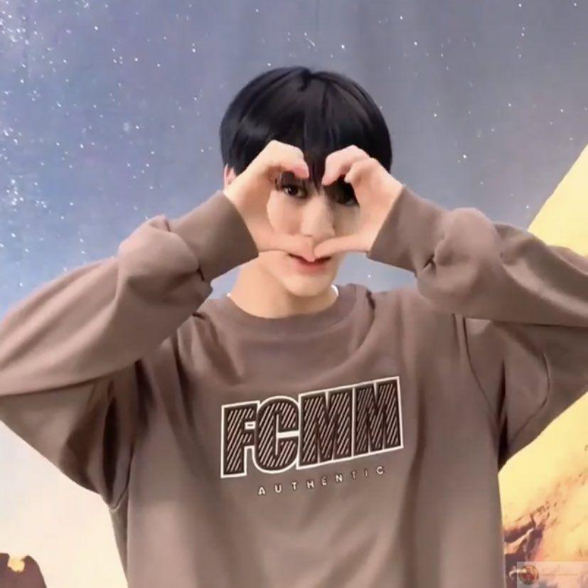Loạt sticker thả tim cute tạo vibe thân thiện giúp trò chuyện online thêm gần gũi